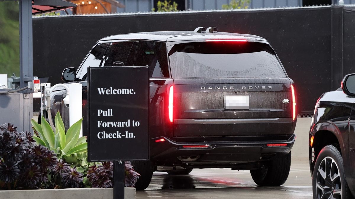 Harry už letí do Londýna. Britská média doufají ve velké královské usmíření